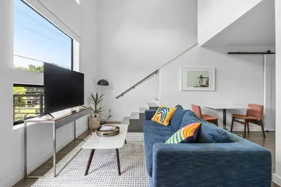 Image de Vibrant Loft in Dt Atx | Near Rainey St | Balcony