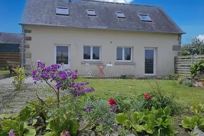 Maison bretonne rénovée située au calme, proche bourg et plages