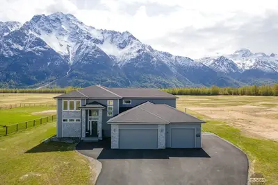 Image de Summer Wind North - Luxurious Home w/Hot Tub, & Epic Views! Near Reindeer Farm!