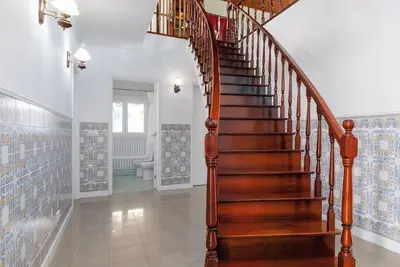 Image de Localizada Numa Área Urbana, Esta Casa é uma Verdadeira Joia Perto da Praia