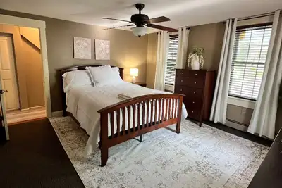 Image de Steps Away from Downtown Bristol - Cozy Family Retreat!