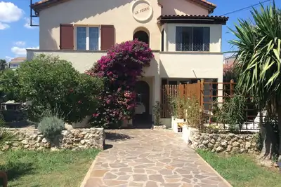 Image de rez de Chaussée D'une Villa Avec Grand Jardin Situé à 1 Km de la mer