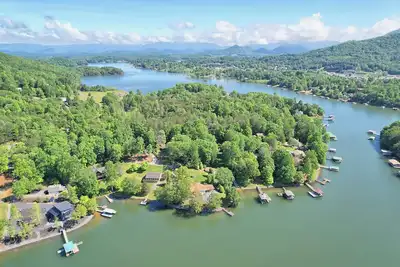 Image de Lakeside Lounge by Chatuge Home Concierge | Lakefront · Hot Tub · Firepit · Private Dock w/ Boat Slip