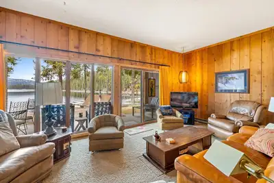 Image de New* 70s Lakefront condo in Tamarack Bay with dock, pool, beach