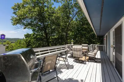 Nearby Attractions, Lake Views, Spacious