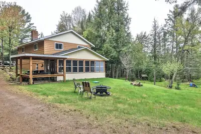 Image de Pop's Place on Little St. Germain lake.