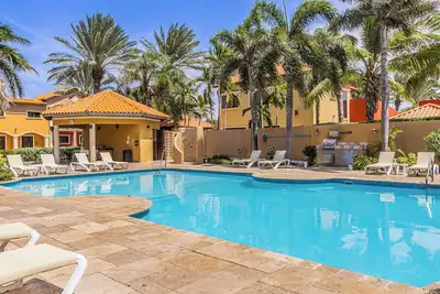 Image de 2br Gold Coast Townhome w/ Balcony! Bbq Grill!