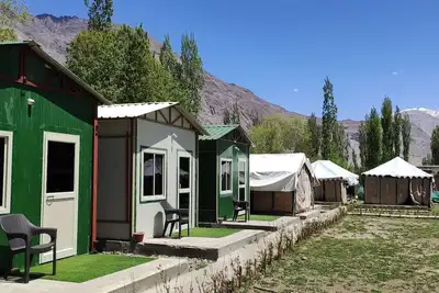 Image de Cozy tents and huts surrounded by the mountains and nearby to riverside Nubra.