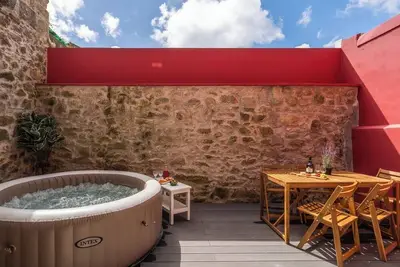 Image de 2 Comfy Flats | Jacuzzi & Terrace by HostWise