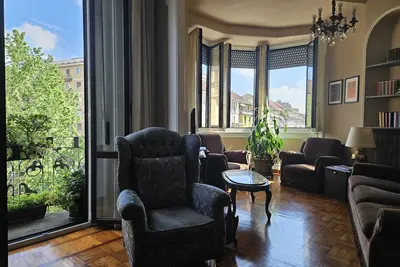 Image de HomeGallery: modern art in a typical Milanese apartment Loreto area.