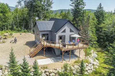 Image de Lac-Mercher-3  -   Construction moderne au bord de l'eau