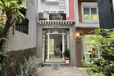 Image de Located in an alley of the city center with the advantage of quiet space. Wlcm.