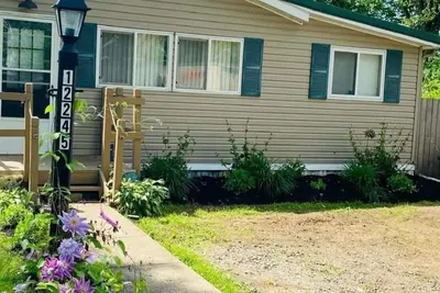 Image de Tranquil Pondside Escape -Possible 8- with Air Mattress