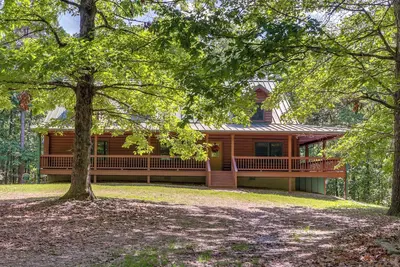 Image de Rogers Cabin on 17 Acres w/ Wraparound Deck!