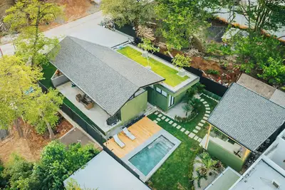 Image de Designer home with fully equipped guest house and salt water pool.