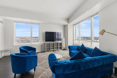 Image de Spacious apartment with water view