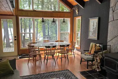 Image de Unique cozy lodge with direct access to the lake, great for family or friends
