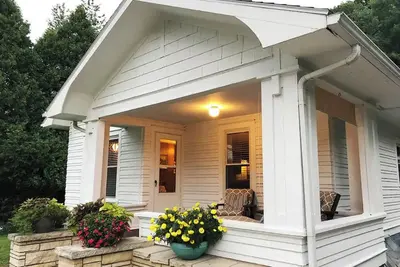 Image de Craftsman Cottage minutes from the Mississippi River.