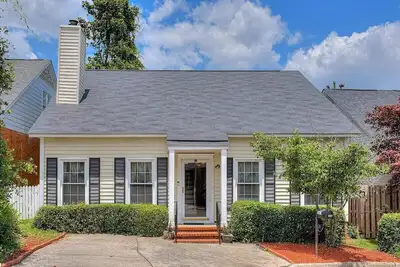 Image de 4 Bdrms 3 Bath 2 Kitchens 2 Laundry Fenced In Yard & More - The Townie