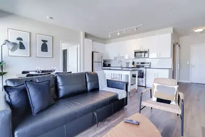 Image de Bright Apt W Den | Gym & Easy Dc Access