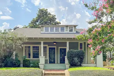 Image de Insurance 5 Bdrms 2 Kitchens 2 Laundry Fenced In Yard & More - Big Bungalow