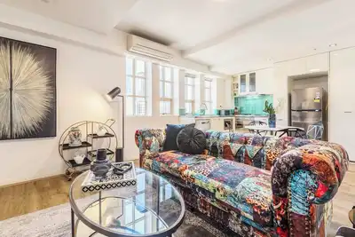 Image de Vintage-Inspired Glamour Hideout In Heart of City