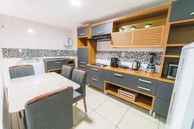 Image de Ap Com Suite, wi-fi 500mb, Estacionamento, Elevador, Cozinha Completa, Jr Catito