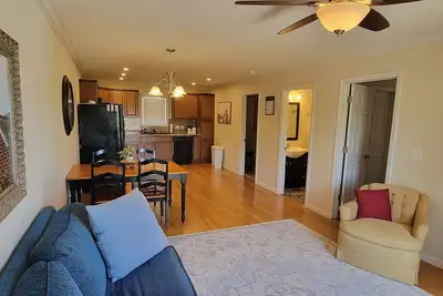 Image de Newly Renovated Full Family Apt. - Centrally Located in Nauvoo - some stairs