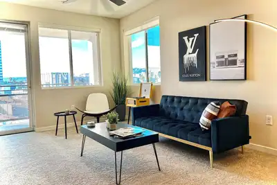 Image de Elegant City Escape | Gym & Pool | 10mins to Cedar