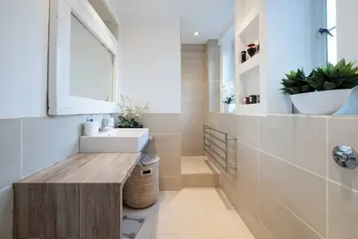 Image de Charming retreat near top attractions. Family-friendly, spacious, and modern.
