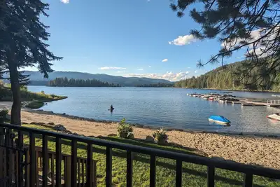 Image de New* Tamarack Bay Classic - Lakefront condo - dock - pool - beach