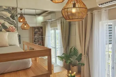 Image de Experience affordable luxury in our cozy & homey staycation layover pad.