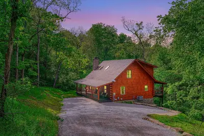 Image de Gorgeous new construction lodge near Old Man's Cave!