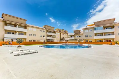 Image de Appartement de vacances 'Terrasse sur le toit, piscine près de la plage' avec vue sur la mer