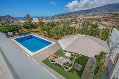 Image de Maison de vacances 'Piscina Climatizada' avec vue sur la mer, piscine privée et Wi-Fi