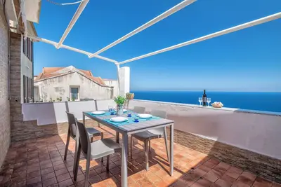 Image de Appartement 'Magic Sea View Borgo Castelsardo' avec vue sur mer, balcon et climatisation