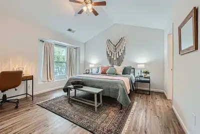 Image de King Bed-Family Friendly Townhome in University Area