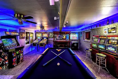 Image de Stylish Retreat: Hot Tub, Spa, Arcade, Pinball\nWPAFB Museum