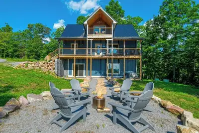 Image de Eagle's Flight - Peaceful seclusion plus a fire pit and hot tub!