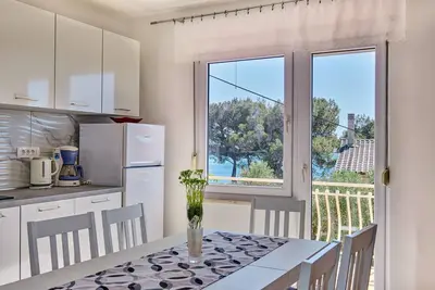 Image de Appartement de trois chambres avec le balcon et la vue sur le mer Martinscica, Cres (A-23222-a)