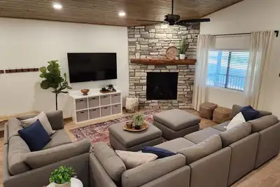 Image de Family Friendly, Foosball, Sleeps 16, Fire Pit