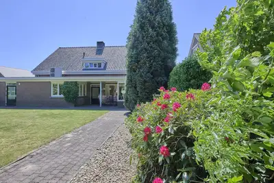 Image de Villa de vacances moderne avec beau jardin