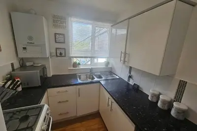 Image de Affordable Stylish Fully Furnished 2 Bedroom Apartment, sleeps upto 6 people\n