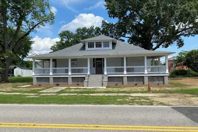 Image de Old Home in the Hub of Latta