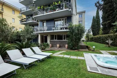 Image de Bel appartement avec climatisation, bain à remous, sauna, Wifi, Tv et terrasse, près de Sirmione