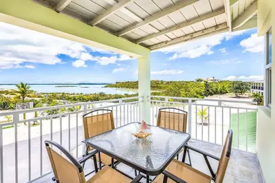 Image de Chalk Sound: Lagoon Views, Great Eats and Beach Nearby