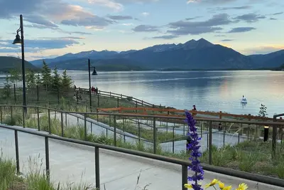 Image de RandR Chalet- on-site shuttle, river, lakes, bike, hiking, and more!