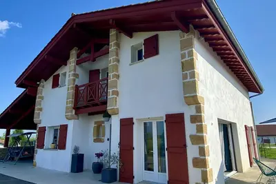 Image de Maison spacieuse à Bardos, 6 couchages, animaux admis, wifi