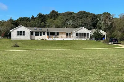 Image de Beautiful Chilmark beach house. Great screen porch. Fun house. Pet friendly.