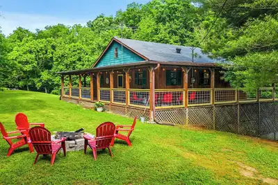 Image de Pet-friendly 3bd Cabin w/ Hot Tub! FirePit +Arcade